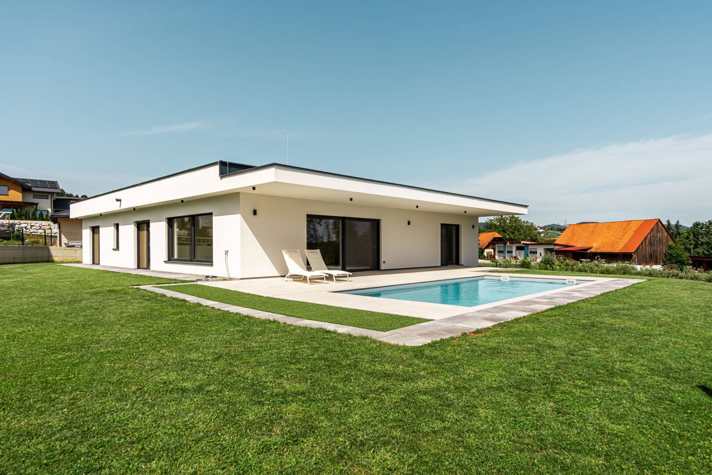 Moderner Bungalow mit Pool in Aussichtslage bei Hitzendorf