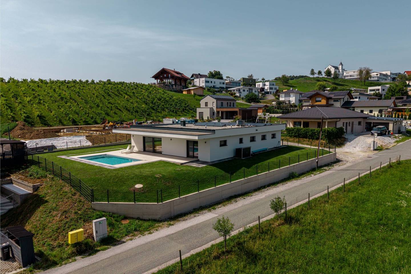 Moderner Bungalow mit Pool in Aussichtslage bei Hitzendorf