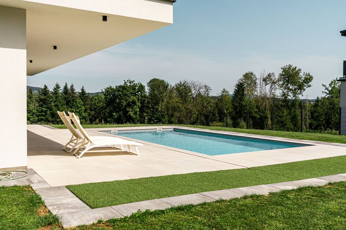 Moderner Bungalow mit Pool in Aussichtslage bei Hitzendorf