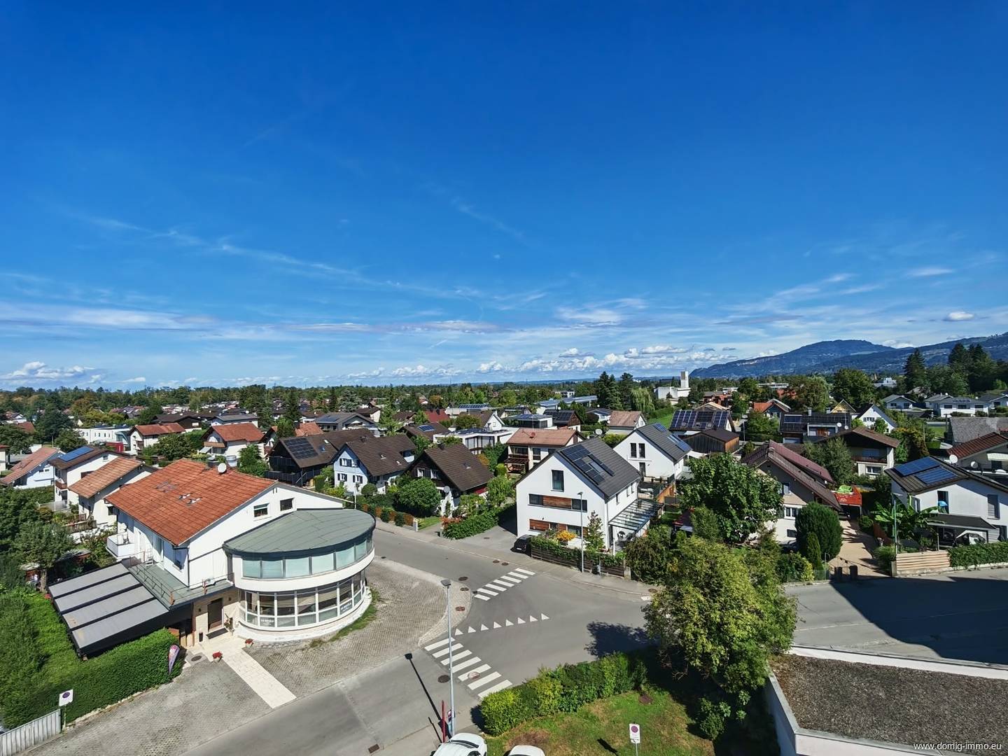 Apartment with three balconies and mountain view