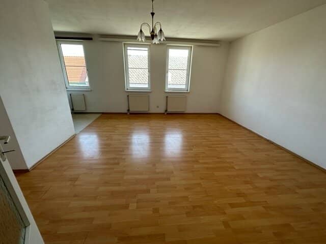Bright 3-room apartment with central room layout and included car parking space