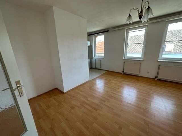 Bright 3-room apartment with central room layout and included car parking space