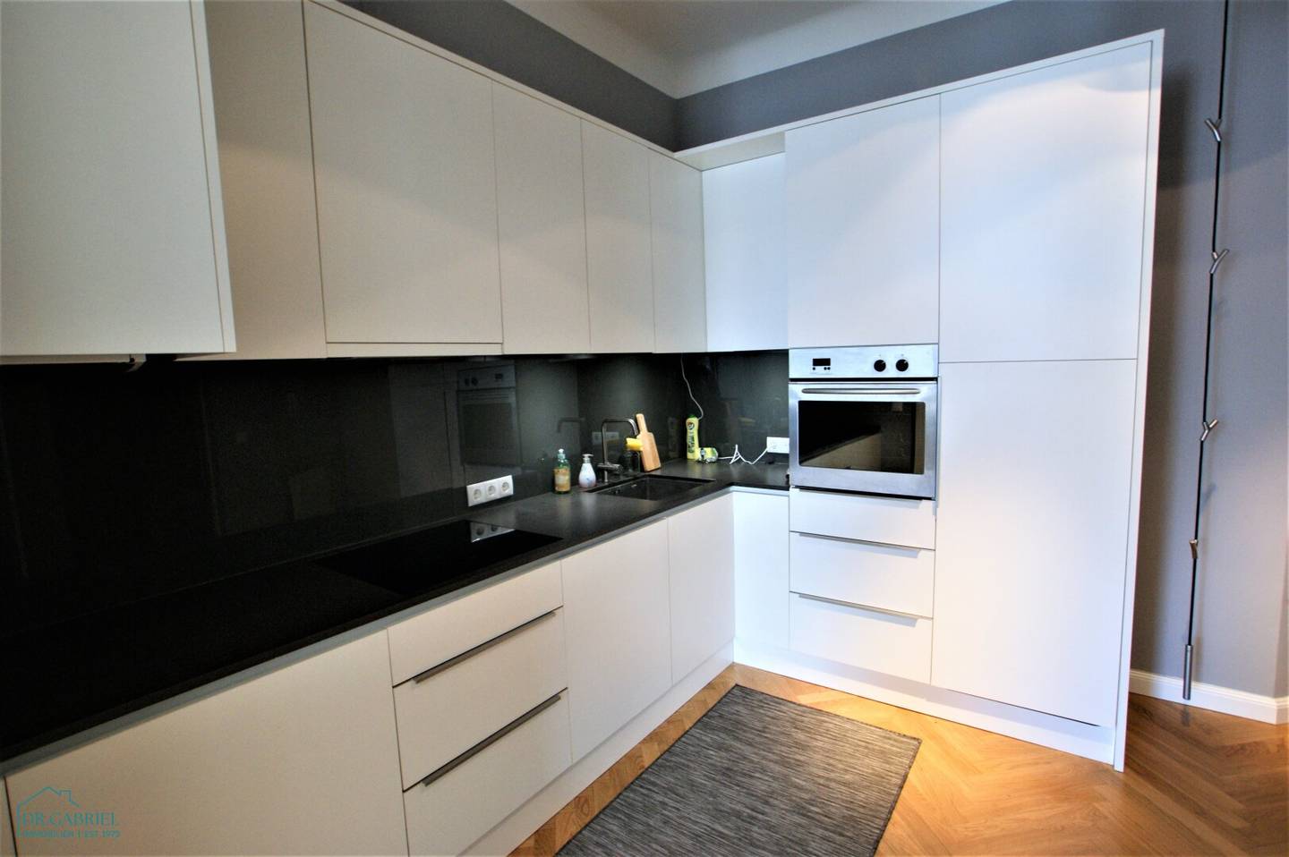 ELEGANTE VOLLMÖBLIERTE WOHNUNG