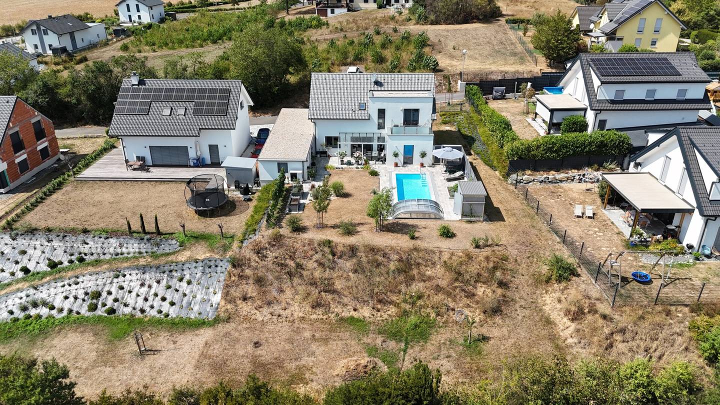 Exklusives Traumhaus mit Pool &amp; Weitblick – jetzt kaufen, € 2.000 netto/Monat erhalten &amp; spätestens in 7 Jahren selbst einziehen