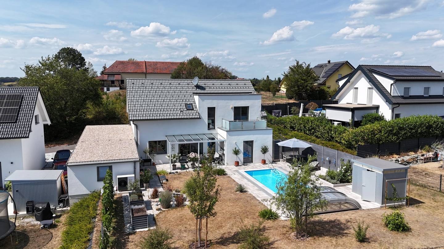 Exklusives Traumhaus mit Pool &amp; Weitblick – jetzt kaufen, € 2.000 netto/Monat erhalten &amp; spätestens in 7 Jahren selbst einziehen