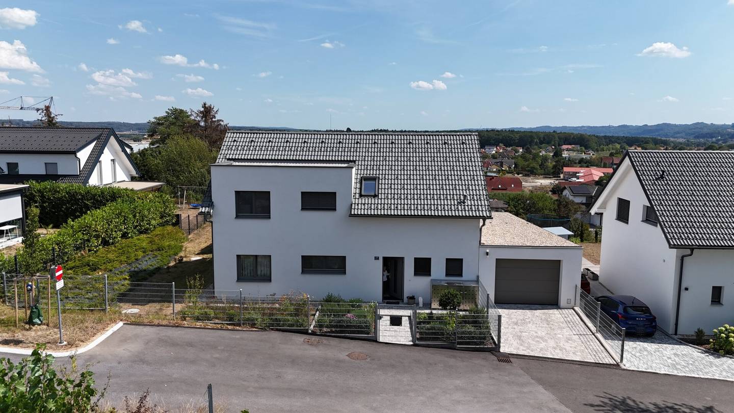 Exklusives Traumhaus mit Pool &amp; Weitblick – jetzt kaufen, € 2.000 netto/Monat erhalten &amp; spätestens in 7 Jahren selbst einziehen