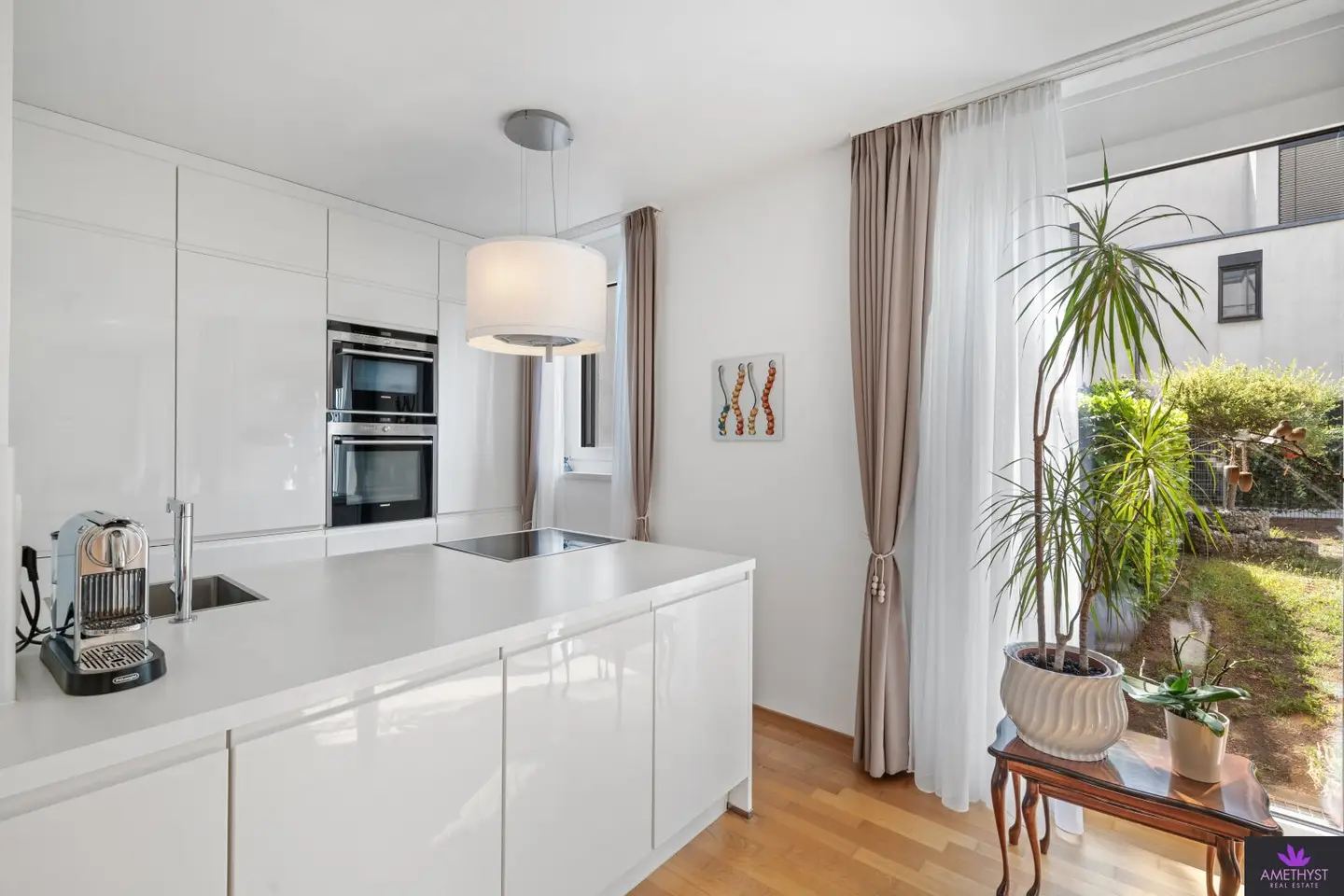 Beautiful modern garden apartment with two private gardens – sought-after quiet location near Beethovengang, vineyards and Grinzing