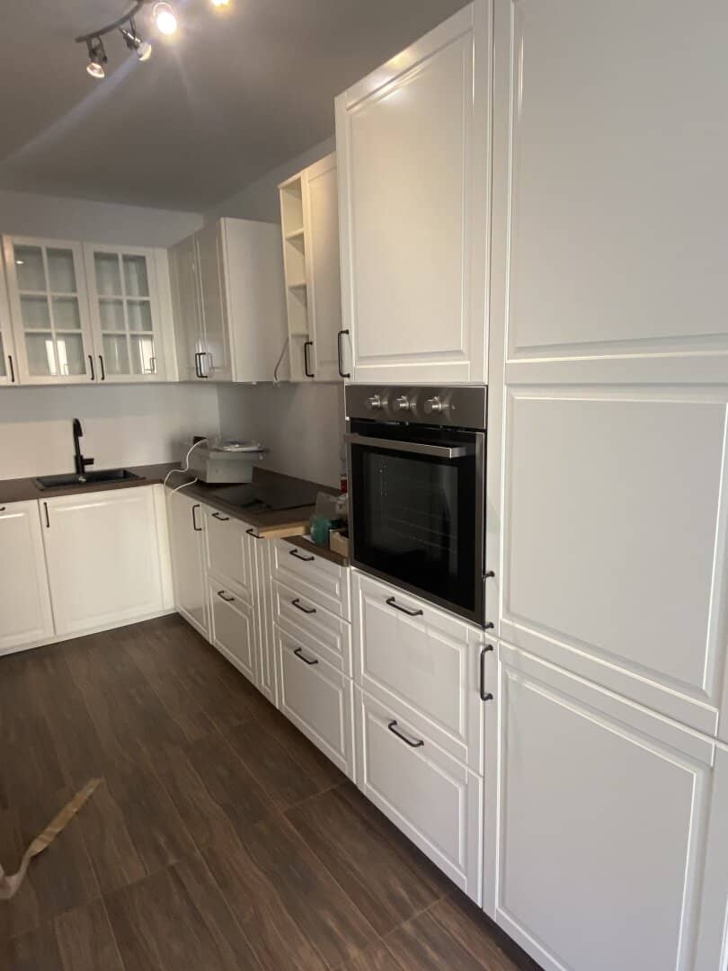 Sunny west-facing 3.5 room apartment with quiet balcony including kitchen near Badner Bahn