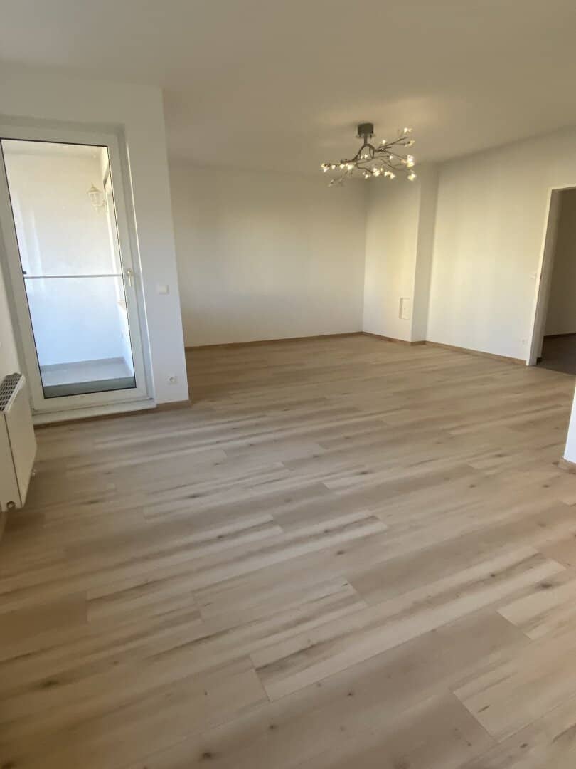 Sunny west-facing 3.5 room apartment with quiet balcony including kitchen near Badner Bahn