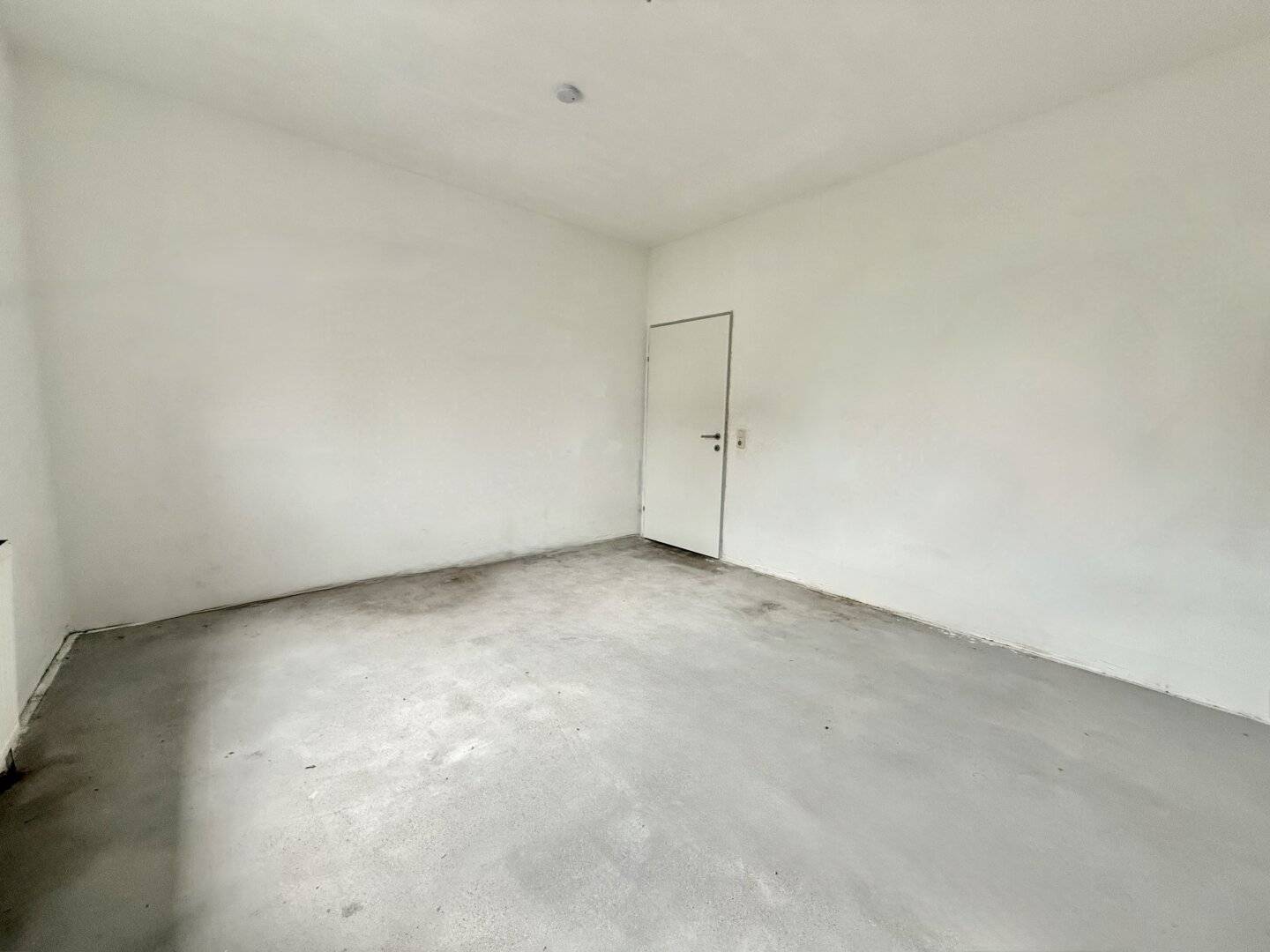 4-room apartment in need of renovation including parking