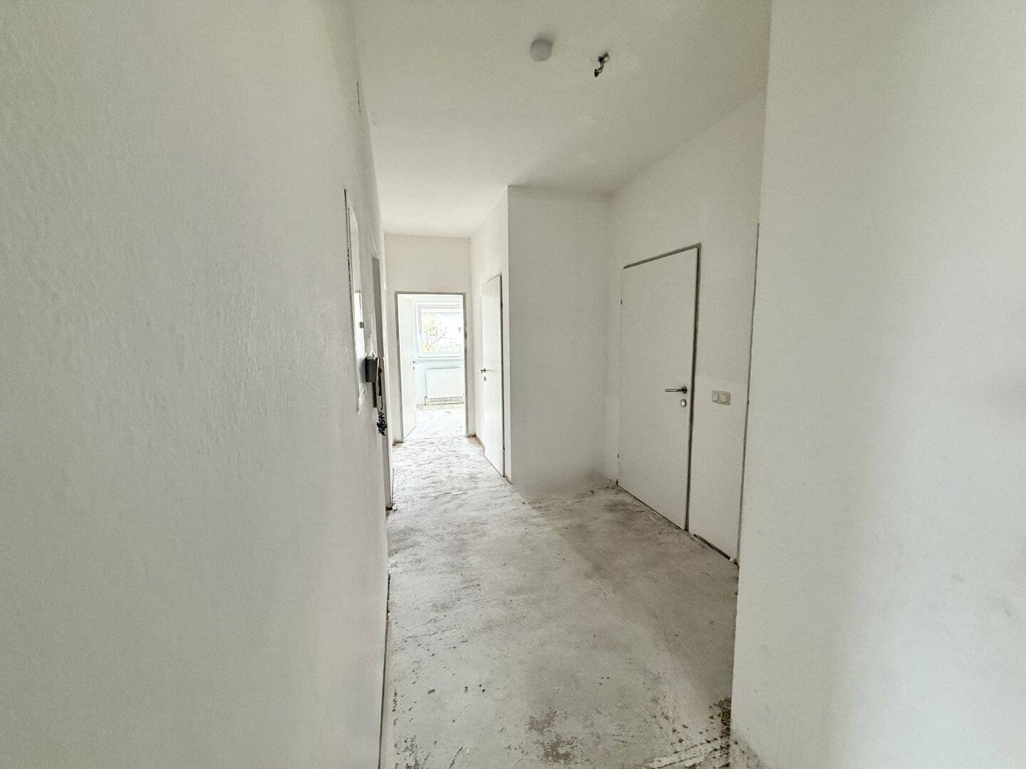 4-room apartment in need of renovation including parking