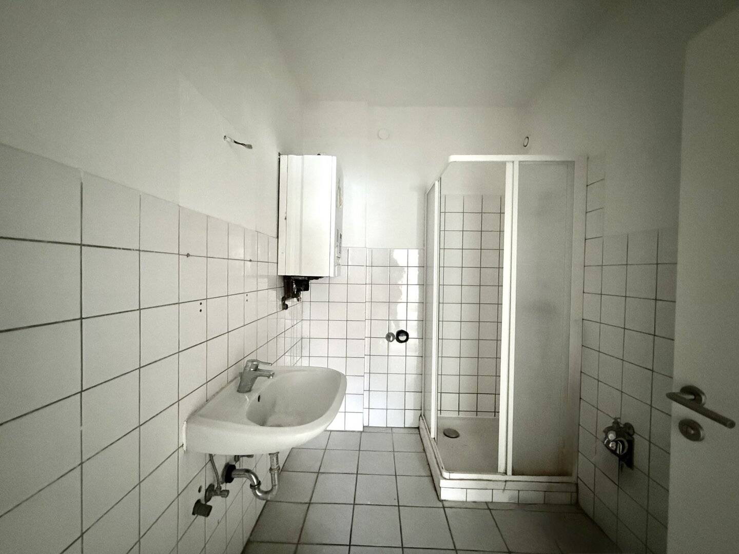 4-room apartment in need of renovation including parking