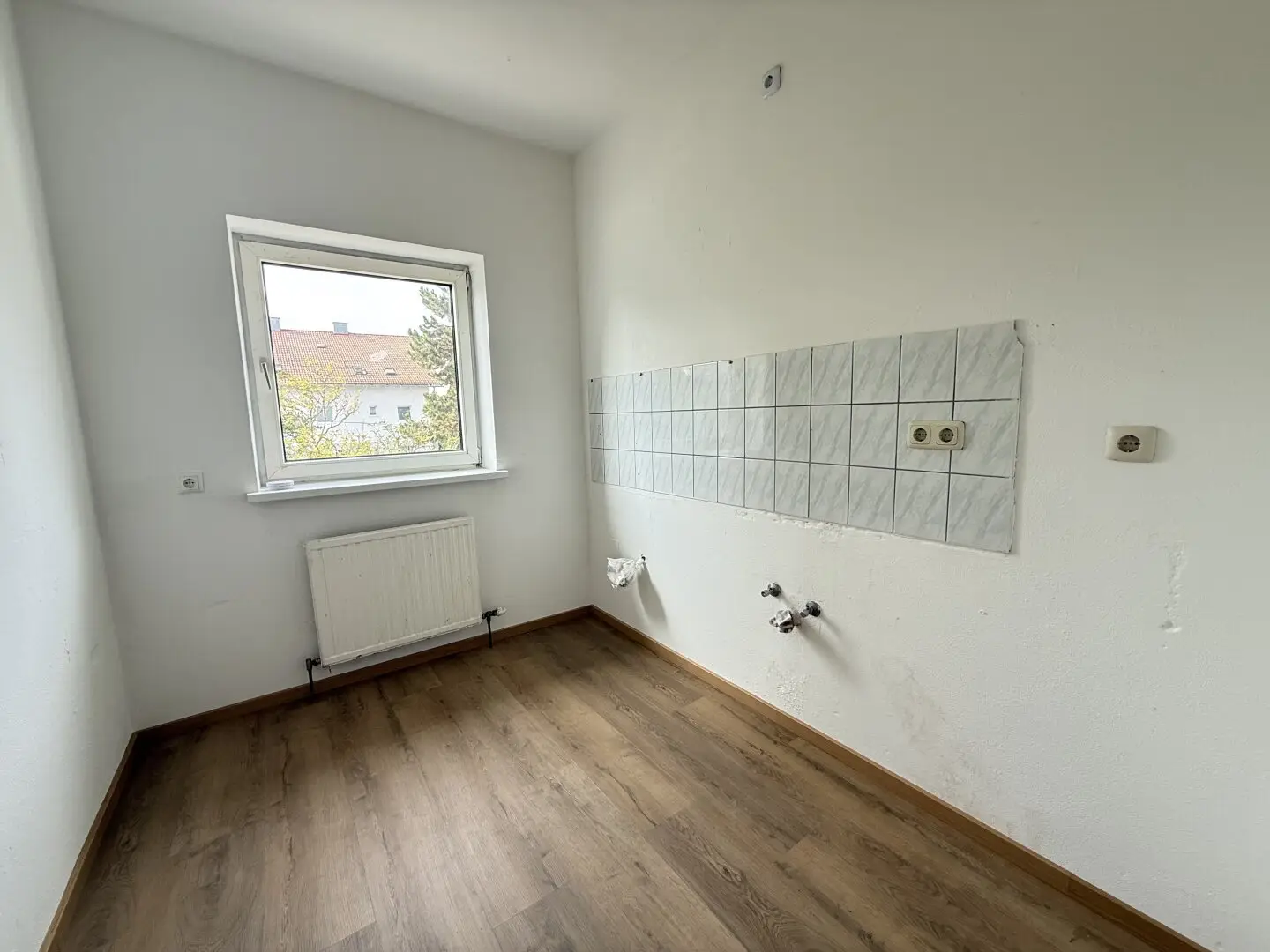Sanierungsbedürftige 4-Zimmer-Wohnung inkl. Parkplatz