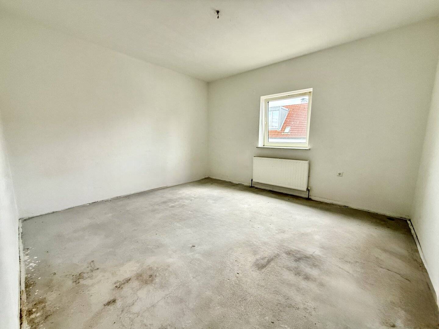 4-room apartment in need of renovation including parking