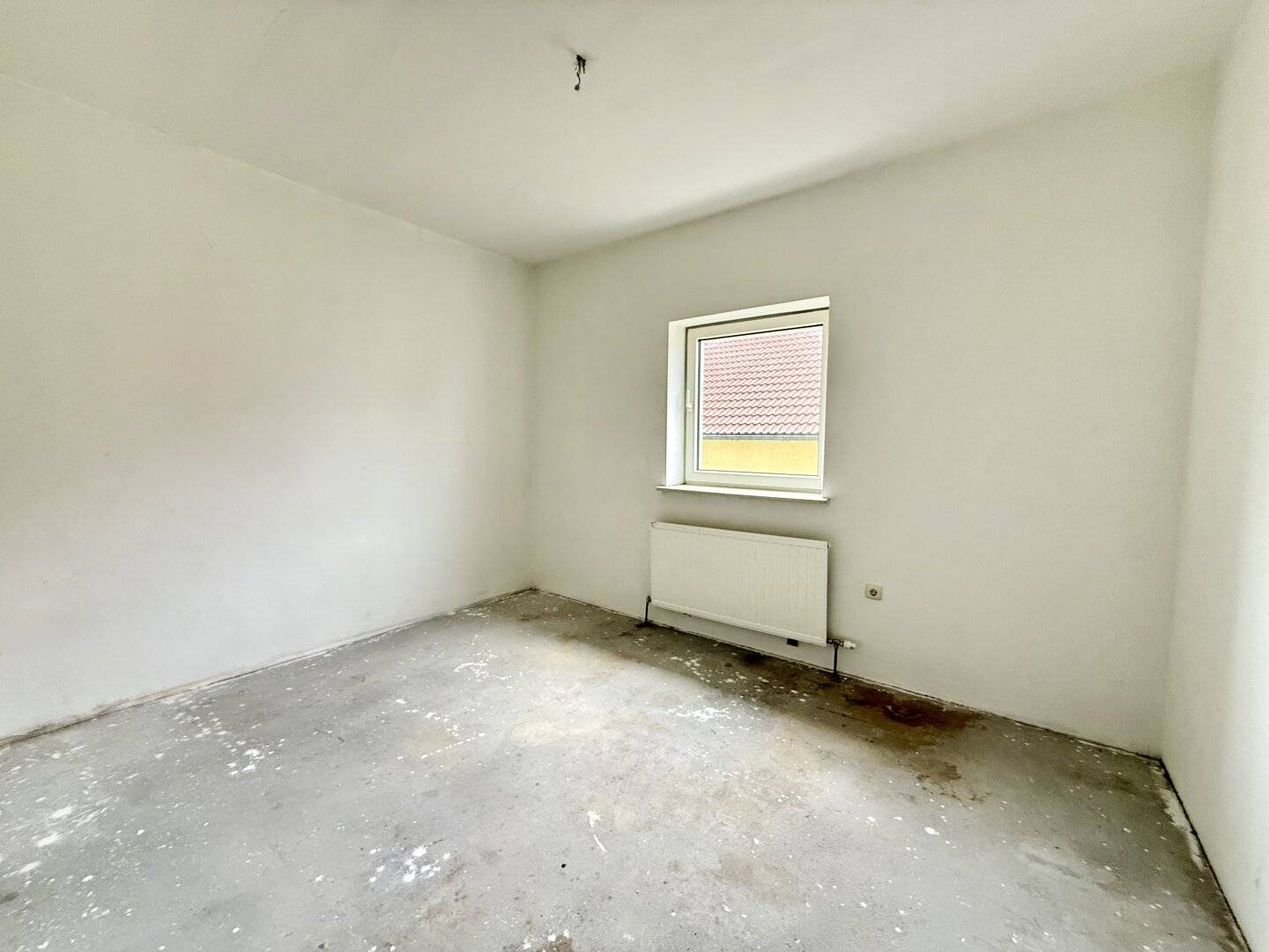 4-room apartment in need of renovation including parking