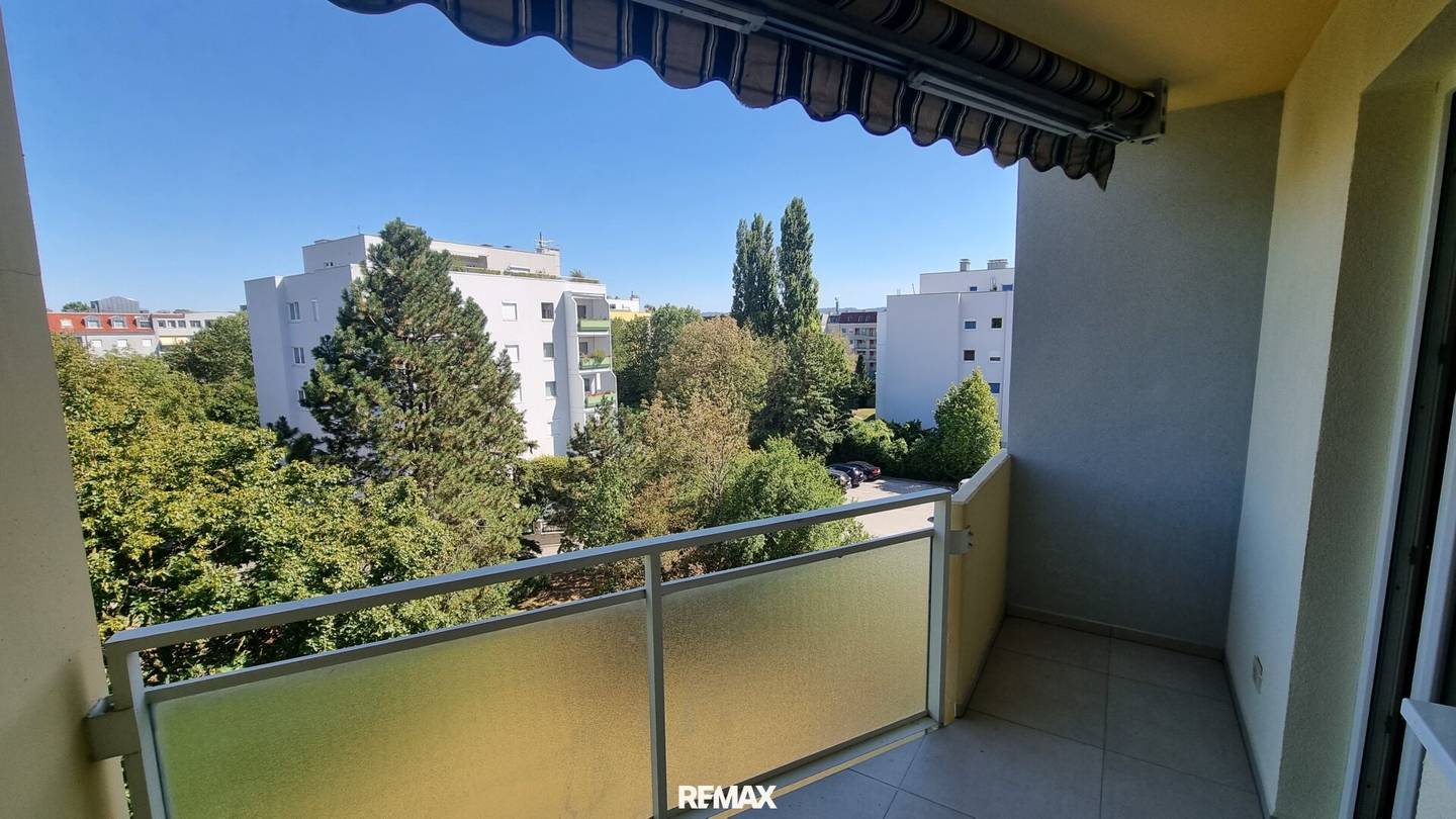 Well-maintained 2-room condominium with loggia and garage parking space in St. Pölten