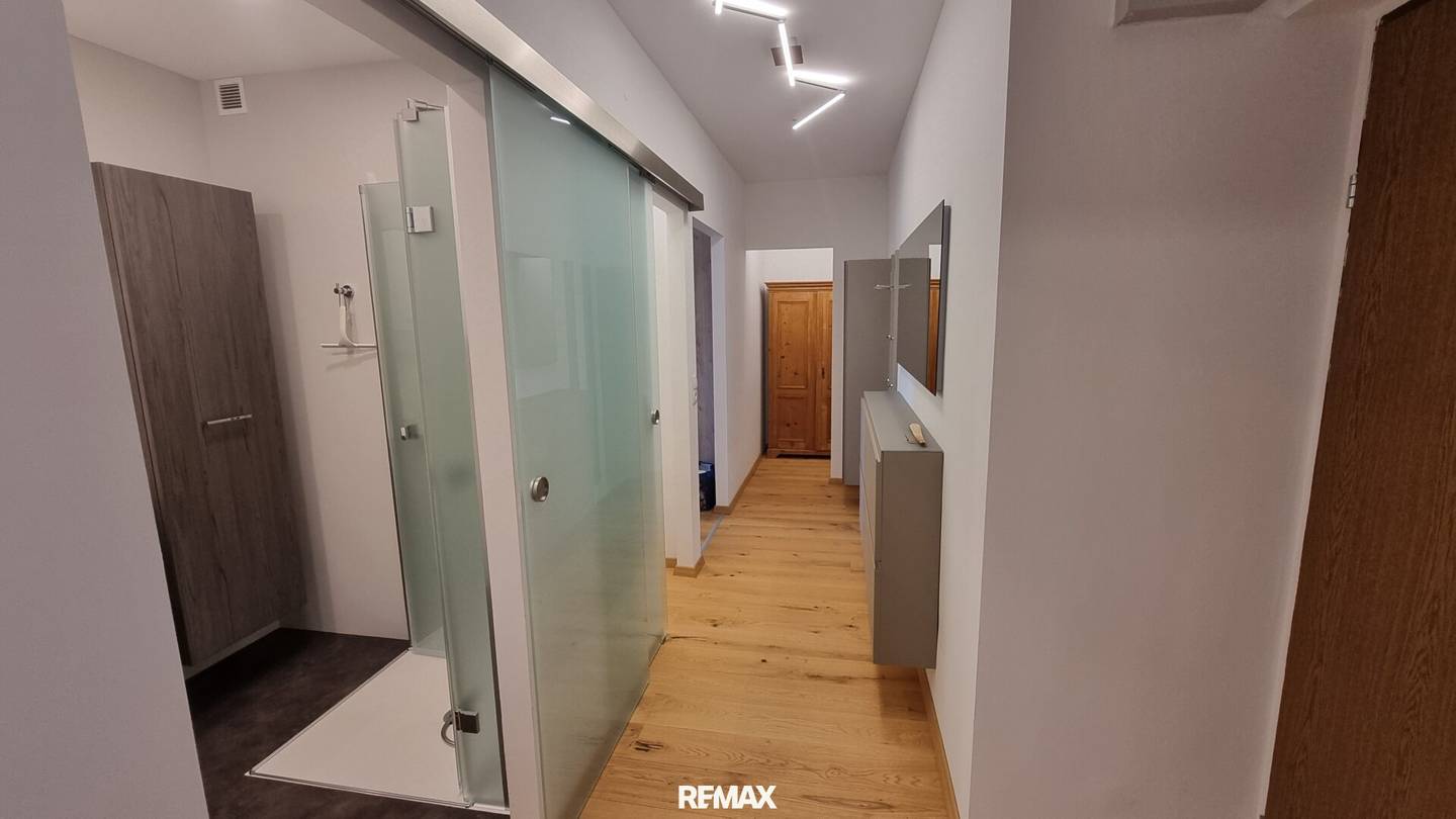 Well-maintained 2-room condominium with loggia and garage parking space in St. Pölten