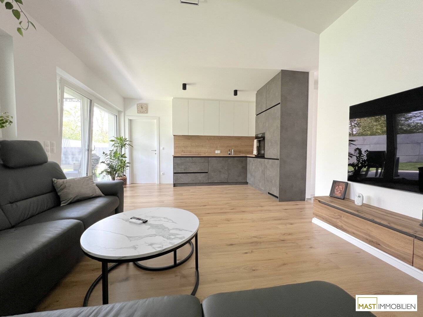 Very bright, well laid-out 3-room apartment with terrace