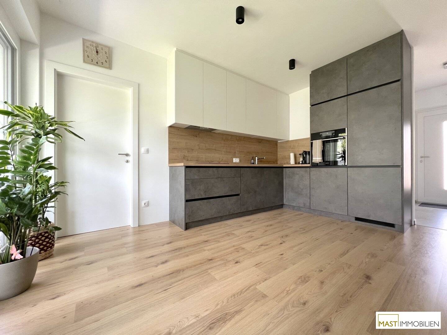 Very bright, well laid-out 3-room apartment with terrace