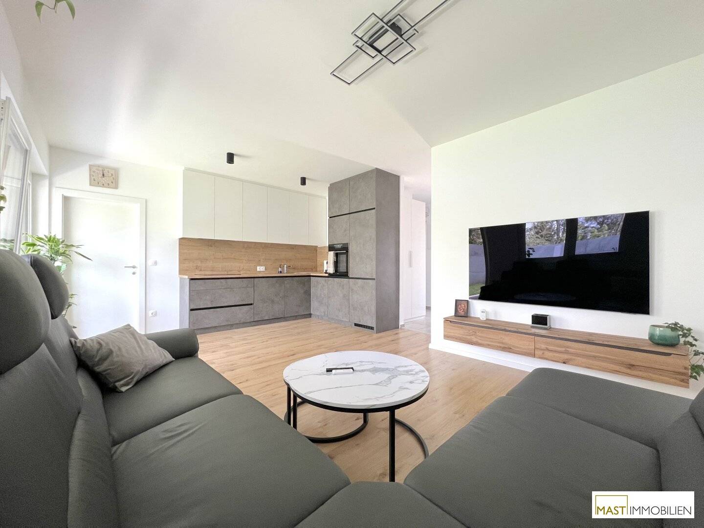 Very bright, well laid-out 3-room apartment with terrace