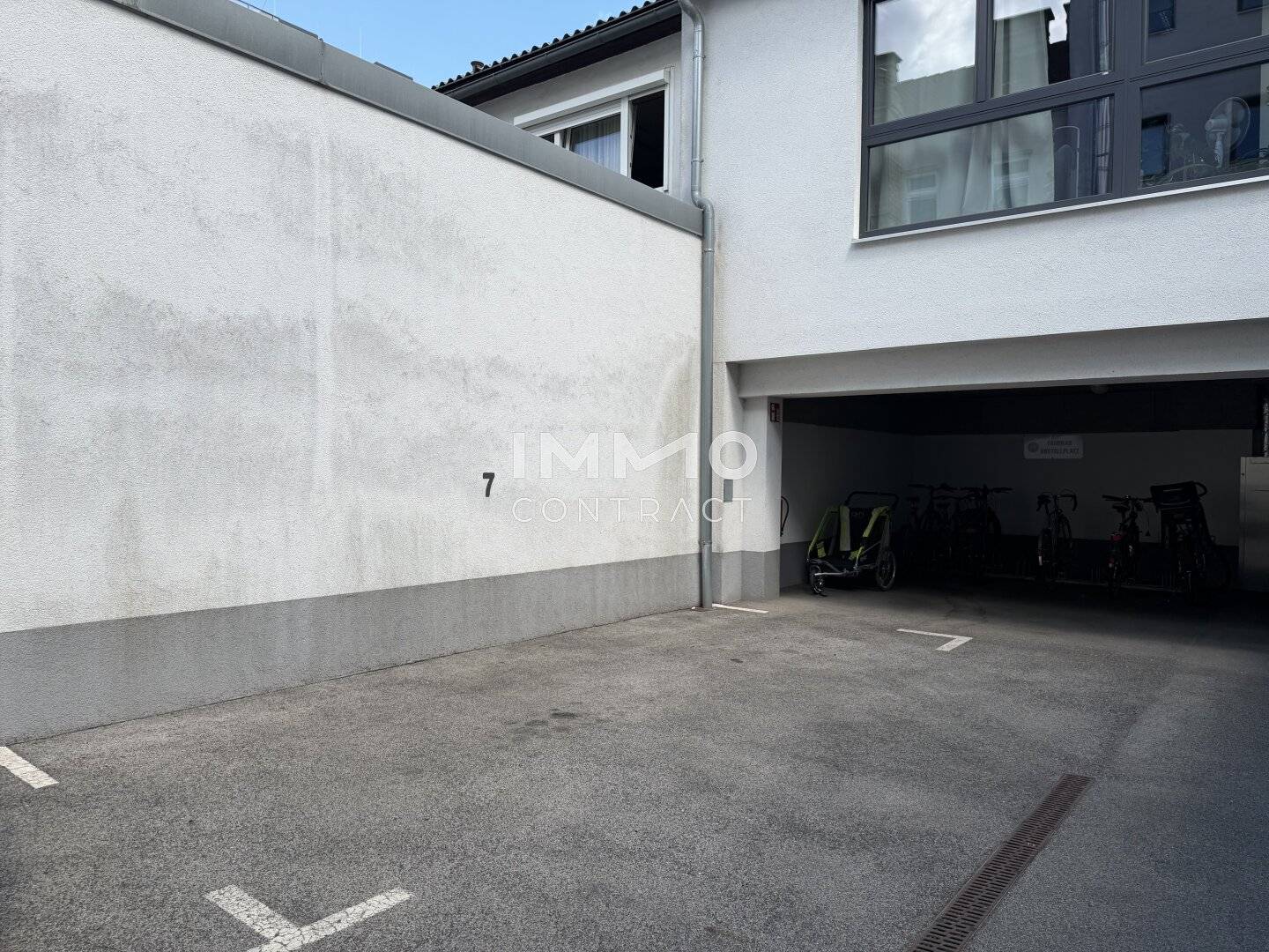 KFZ-Abstellplätze in der Römergasse 24 – großzügige Zufahrt &amp; komfortables Einparken