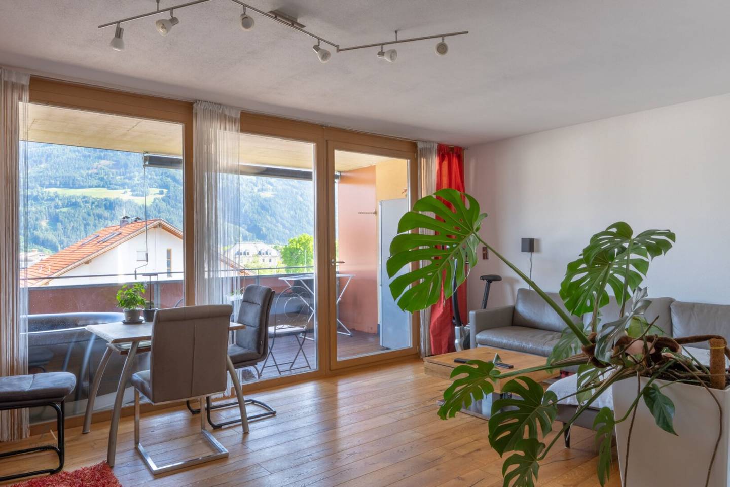 Sunny Attic Apartment near the Centre