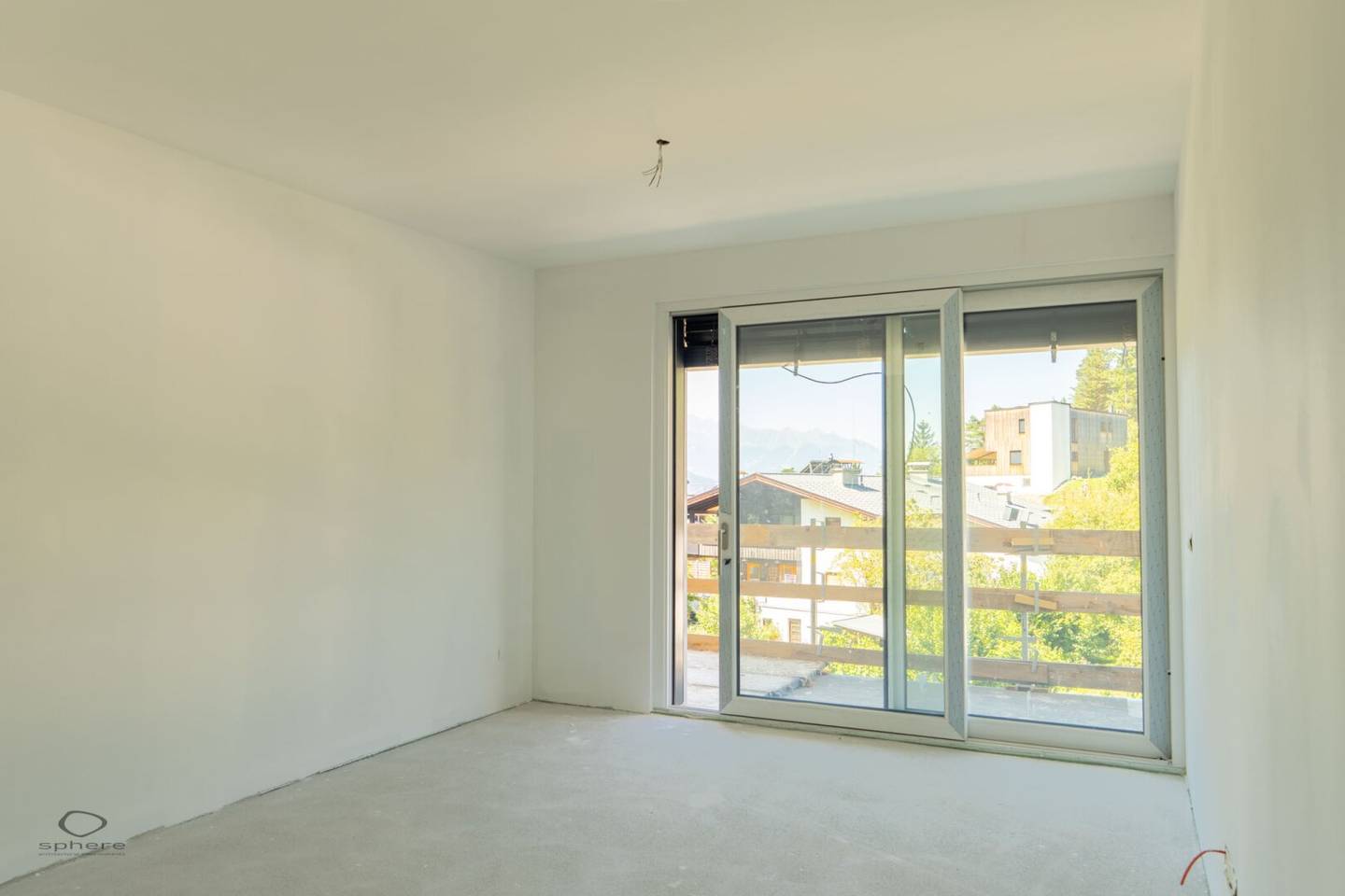 ÈVOLUER - Attractive Attic Apartment with Sunny Balcony