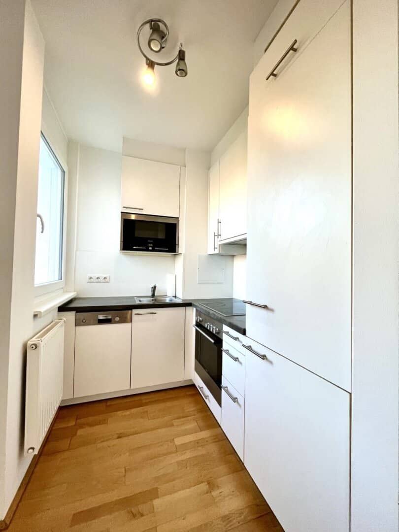 bright 2-room apartment with balcony in central quiet location