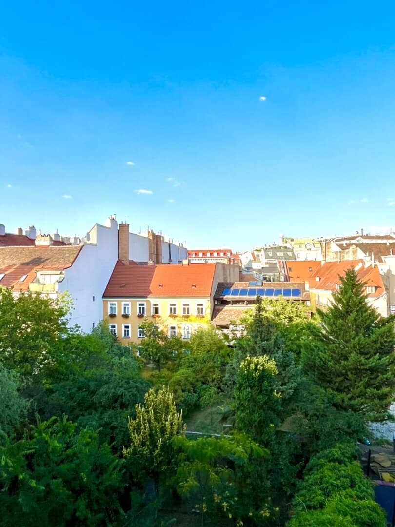 bright 2-room apartment with balcony in central quiet location