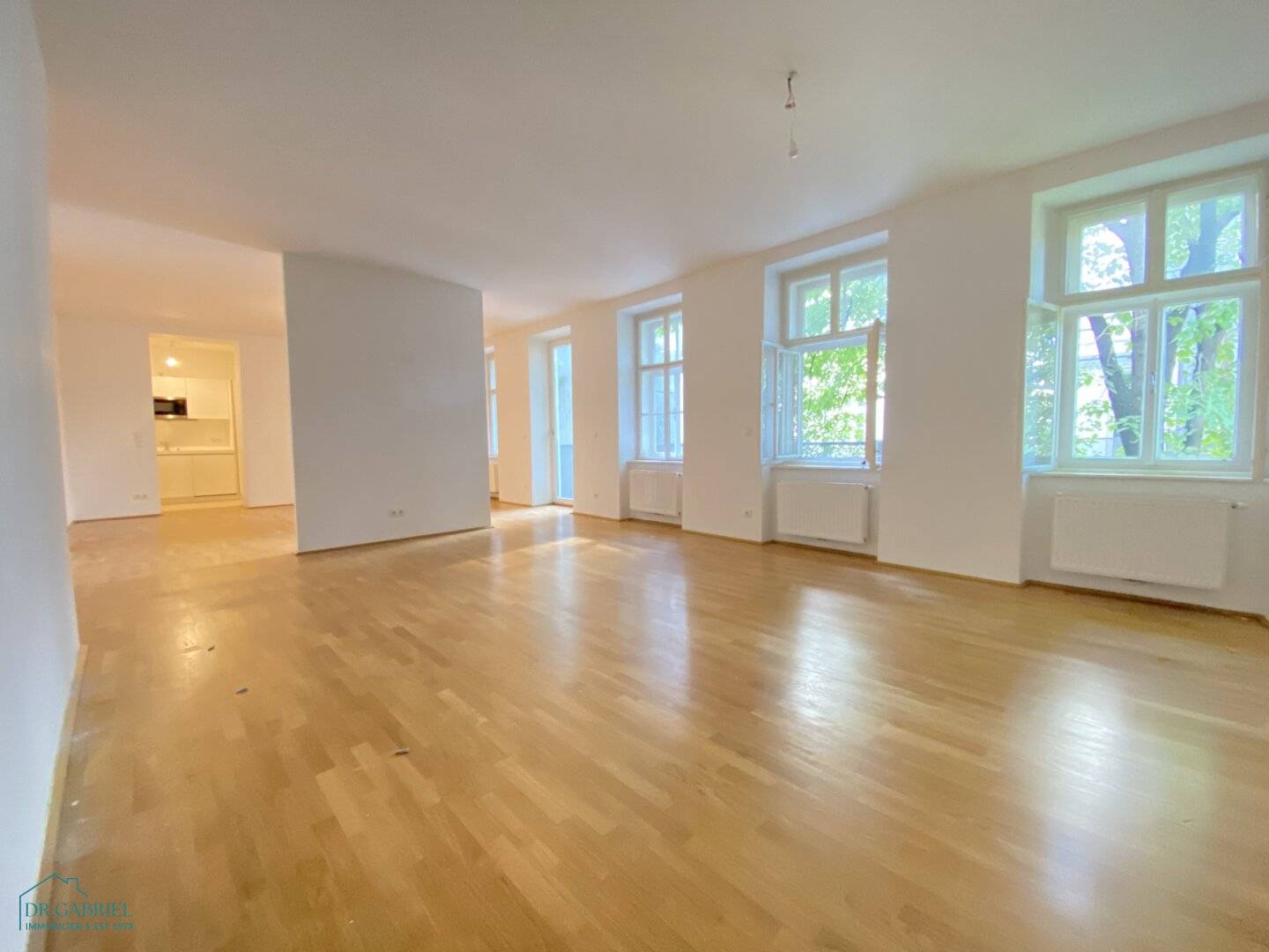 ALTBAUMIETE MIT KLEINEM BALKON - NÄHE NASCHMARKT