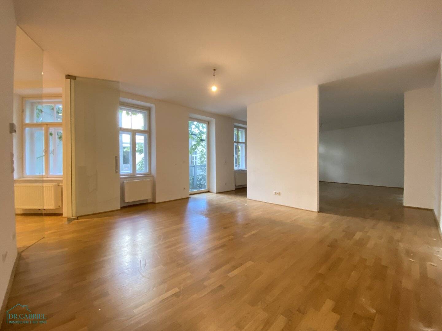 ALTBAUMIETE MIT KLEINEM BALKON - NÄHE NASCHMARKT