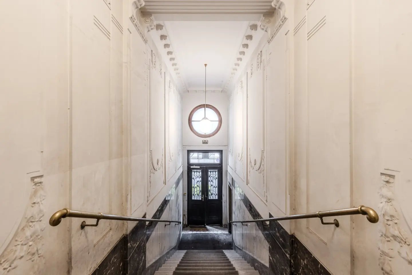 Urban living with style – modern 4-room period apartment in the 4th district