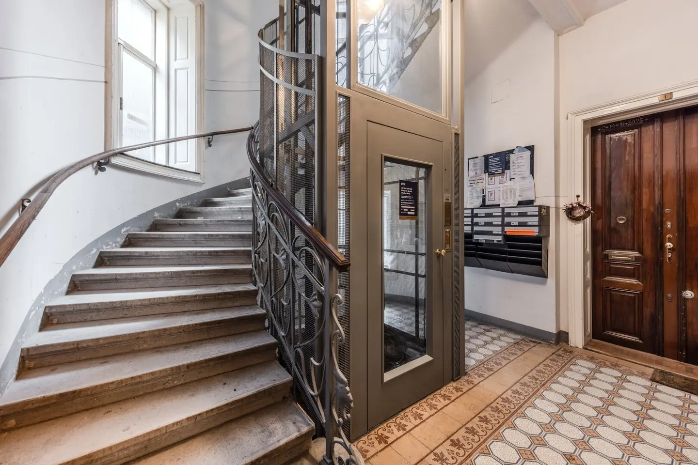 Urban living with style – modern 4-room period apartment in the 4th district