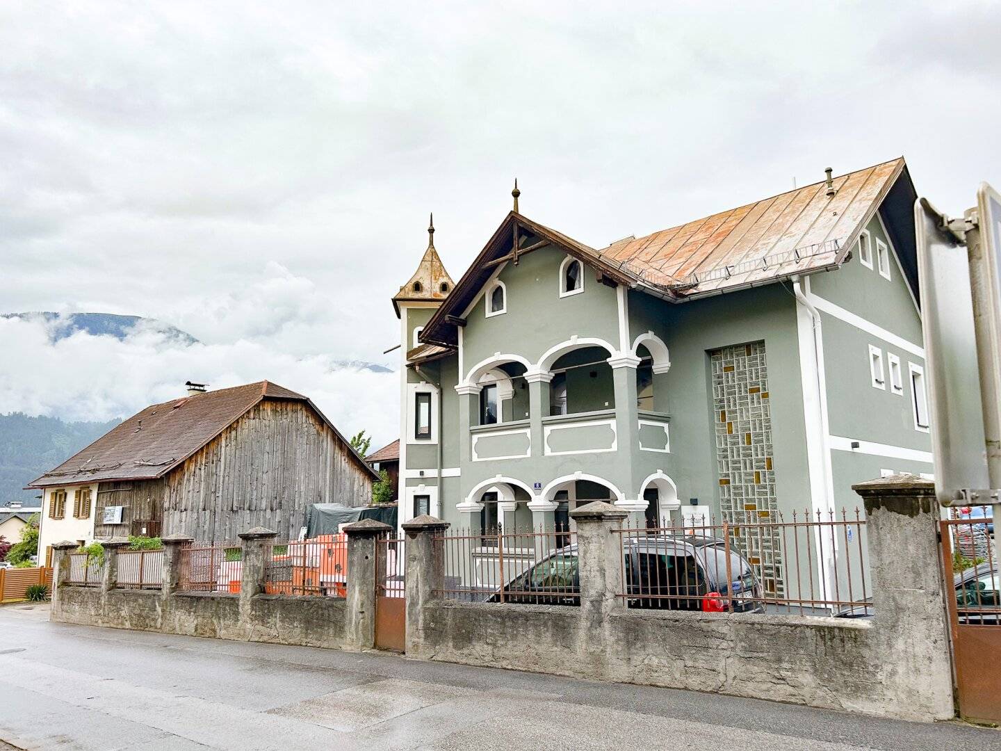 Wohnhaus mit 2 Einheiten auf großem Grundstück in Zirl.