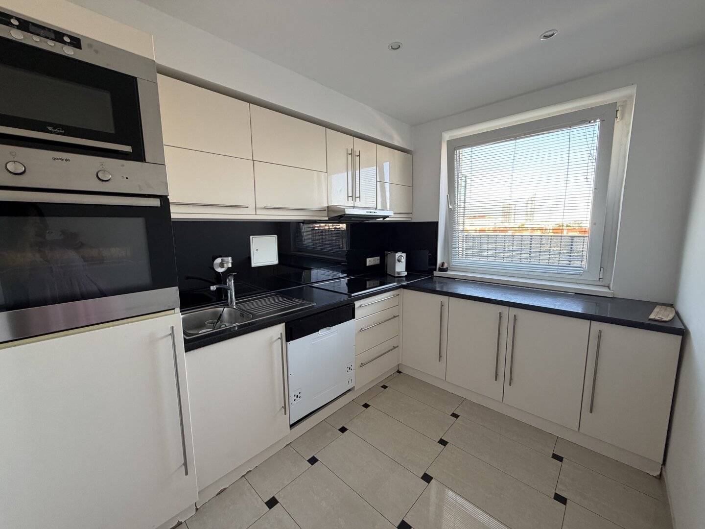Charming 3-room attic apartment with balcony, terrace &amp; garage in 1200 Vienna – €439,000