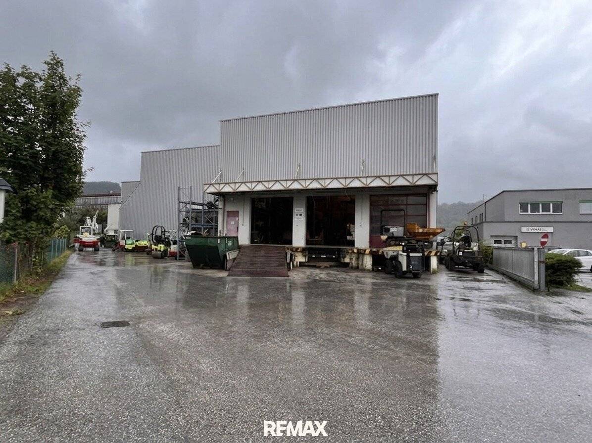 Commercial location with halls, office and open areas — Innsbruck East