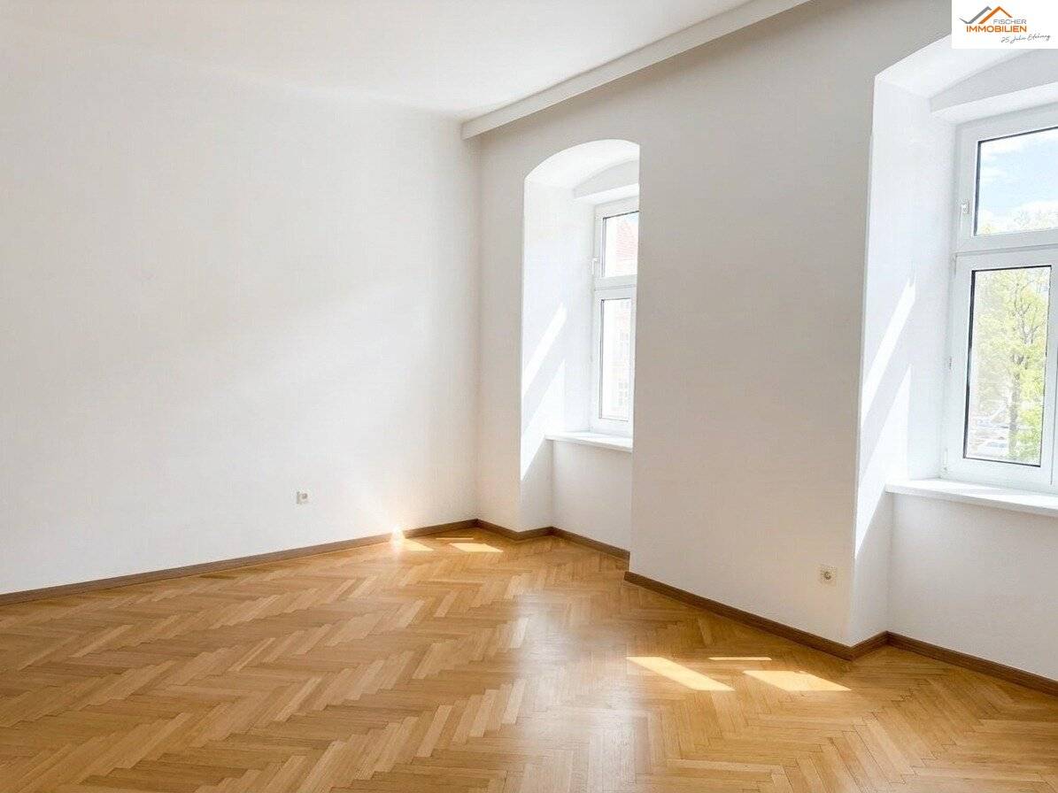 Spacious 3-room old building apartment in the center of Neunkirchen