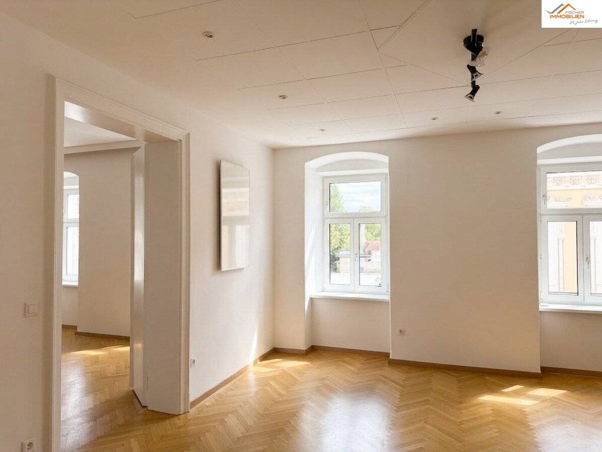 Spacious 3-room old building apartment in the center of Neunkirchen