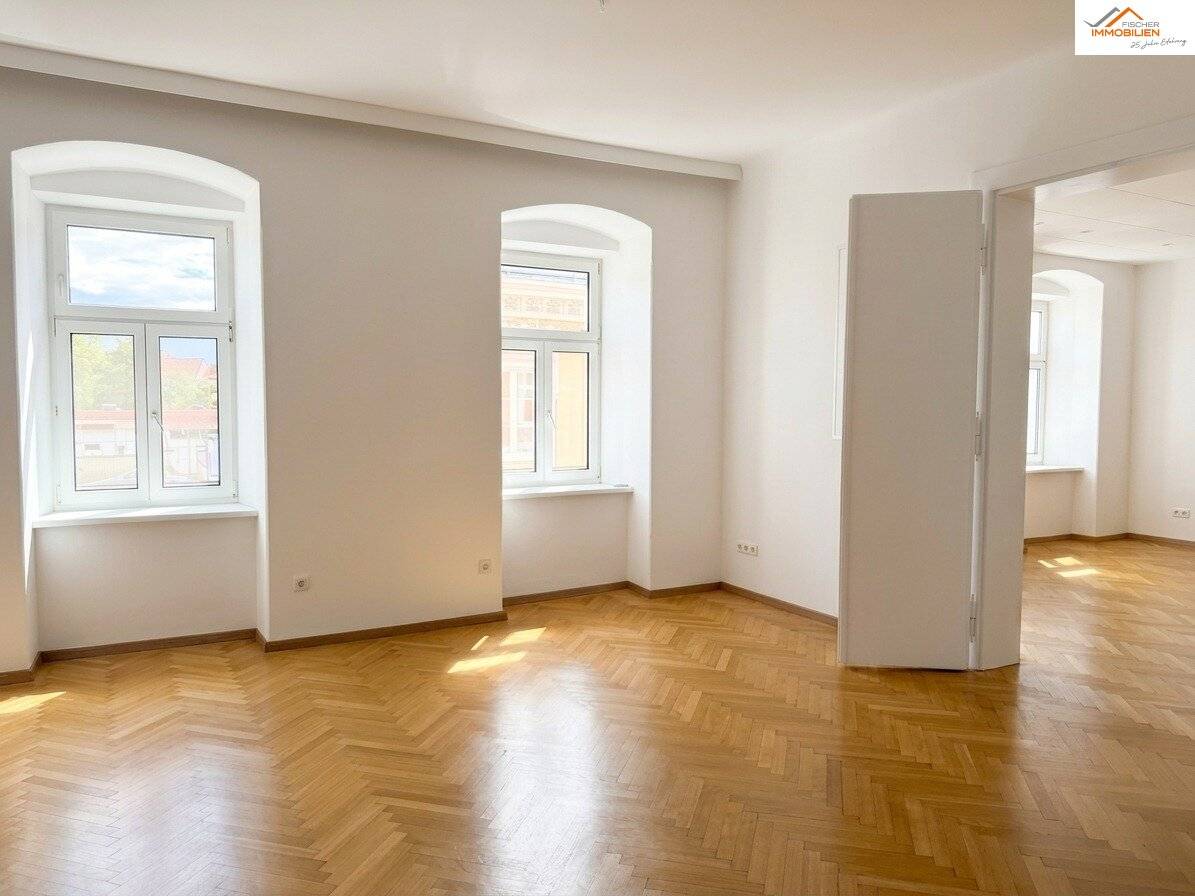 Spacious 3-room old building apartment in the center of Neunkirchen