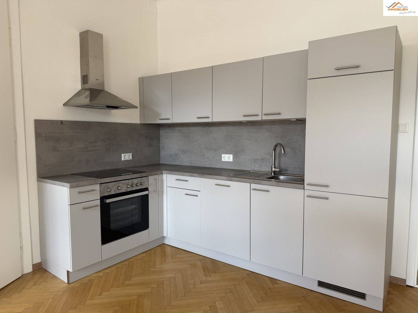 Spacious 3-room old building apartment in the center of Neunkirchen