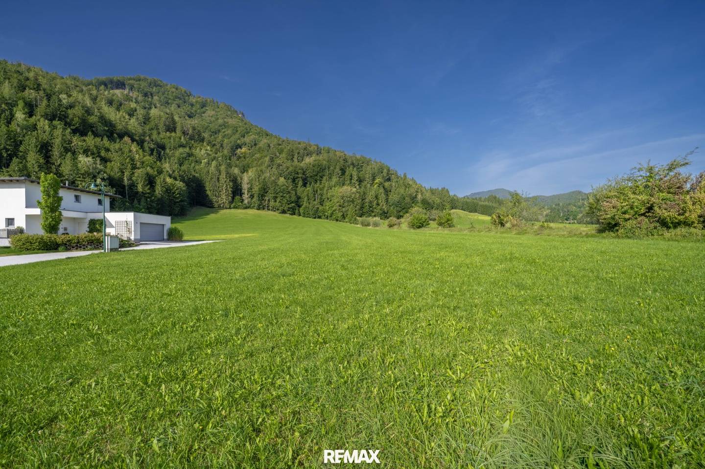 Ebenau – Plot with green view and proximity to the town center