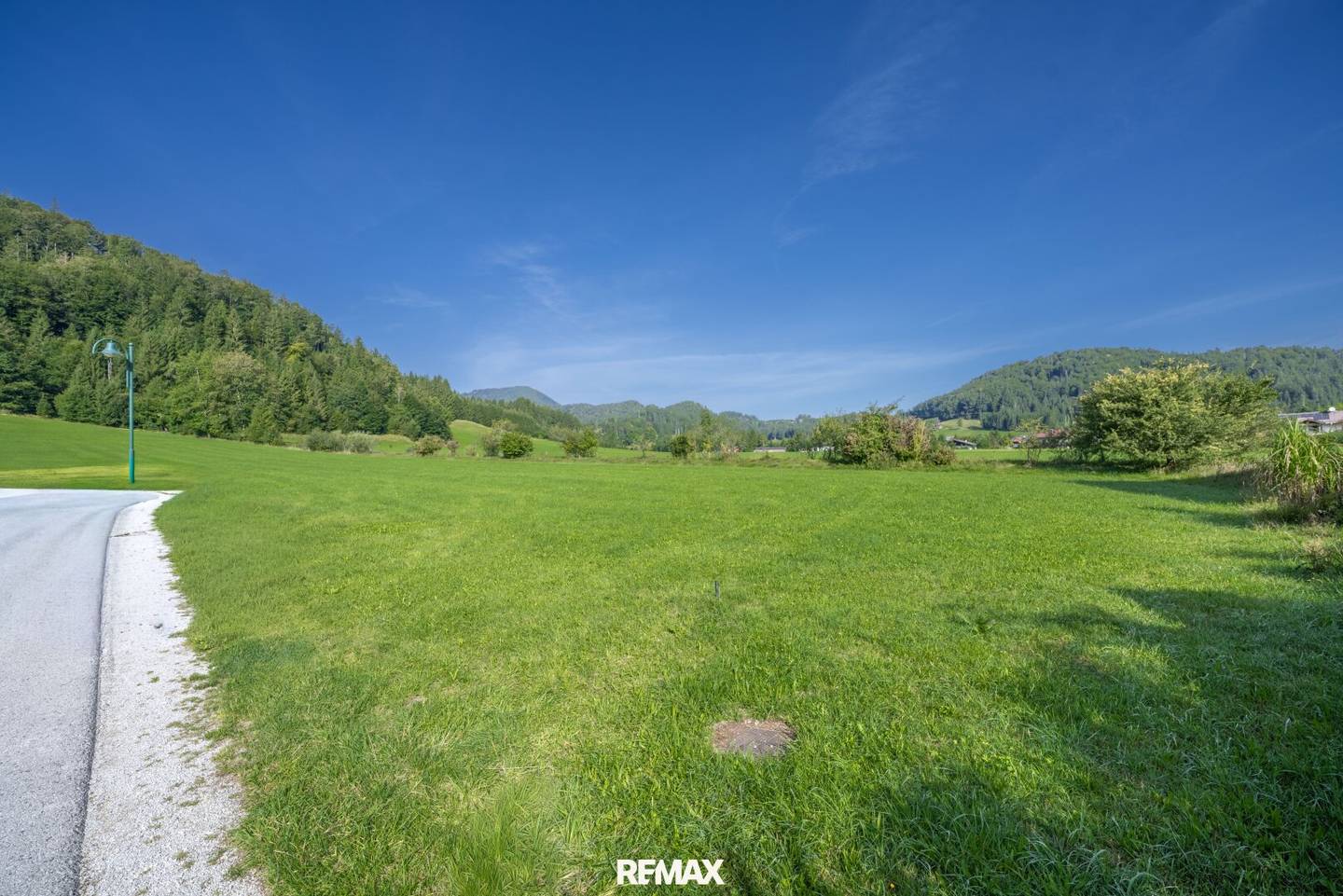 Ebenau – Plot with green view and proximity to the town center