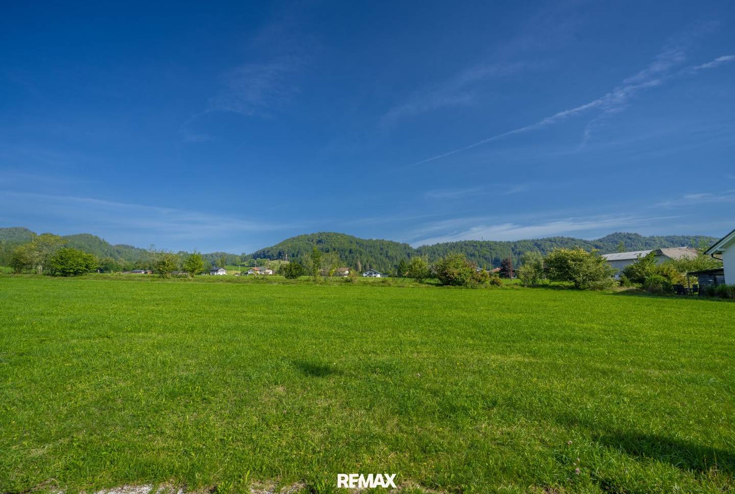 Ebenau – Plot with green view and proximity to the town center
