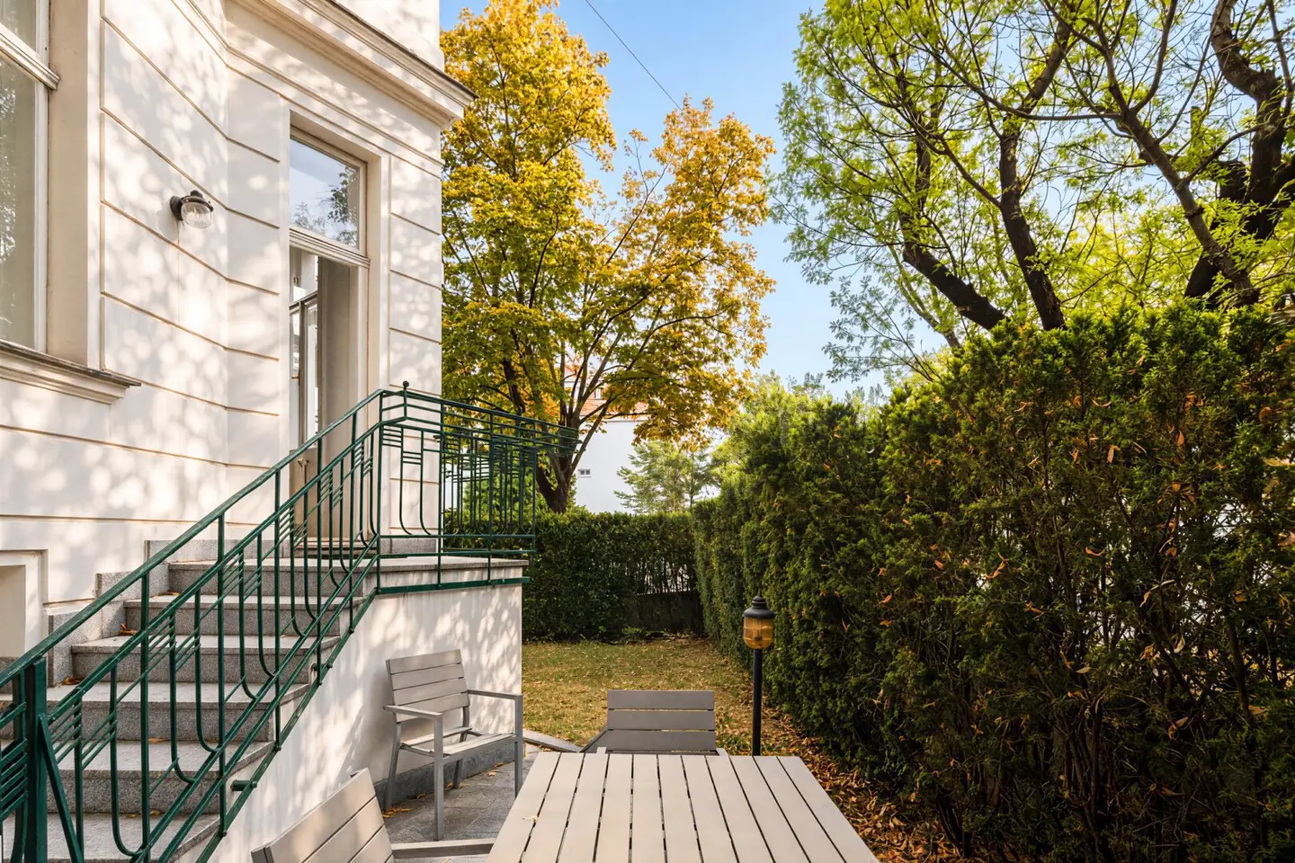 NEU! Großzügige 4-Zimmer-Altbauwohnung mit Eigengarten in eleganter Jugendstil-Villa
