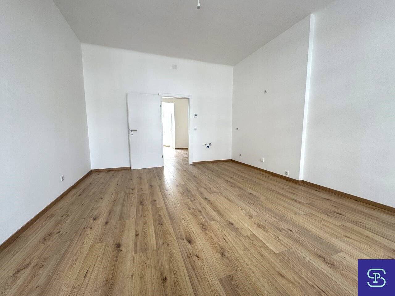 Commission-free: Open-ended 79m² old building apartment with 3 rooms and elevator - 1110 Vienna