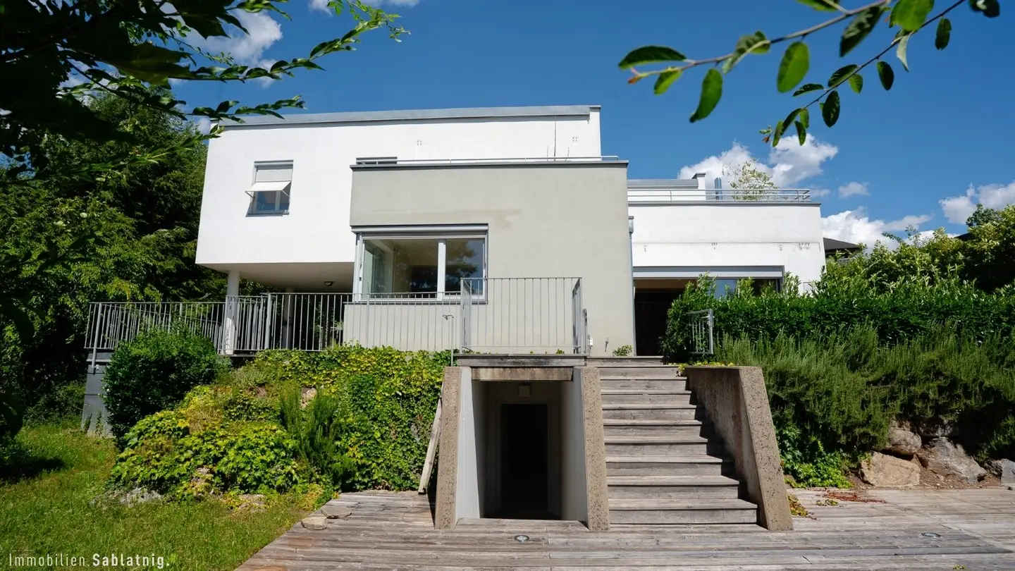 REPRÄSENTATIVE ARCHITEKTENVILLA IN GEHOBENER WOHNLAGE mit Pool, Wellness und einzigartigem Panoramablick!