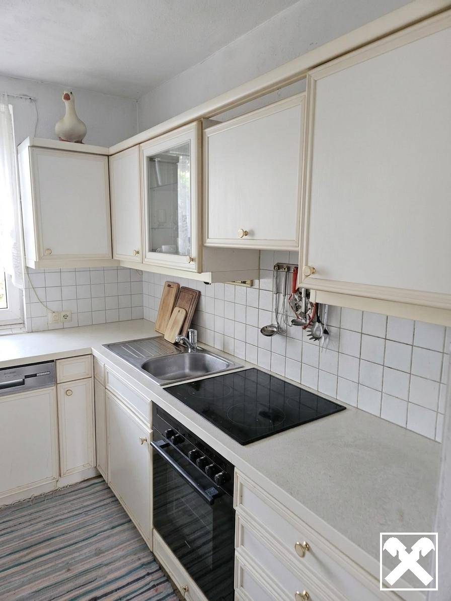 Sanierungsbedürftige Familienwohnung mit Garten und Kachelofen