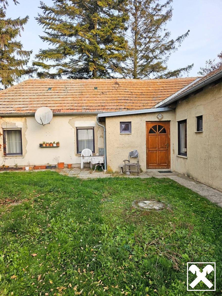 Sanierungsbedürftige Familienwohnung mit Garten und Kachelofen