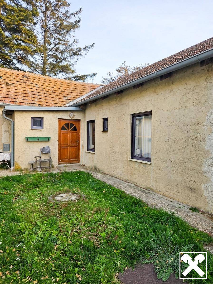 Sanierungsbedürftige Familienwohnung mit Garten und Kachelofen