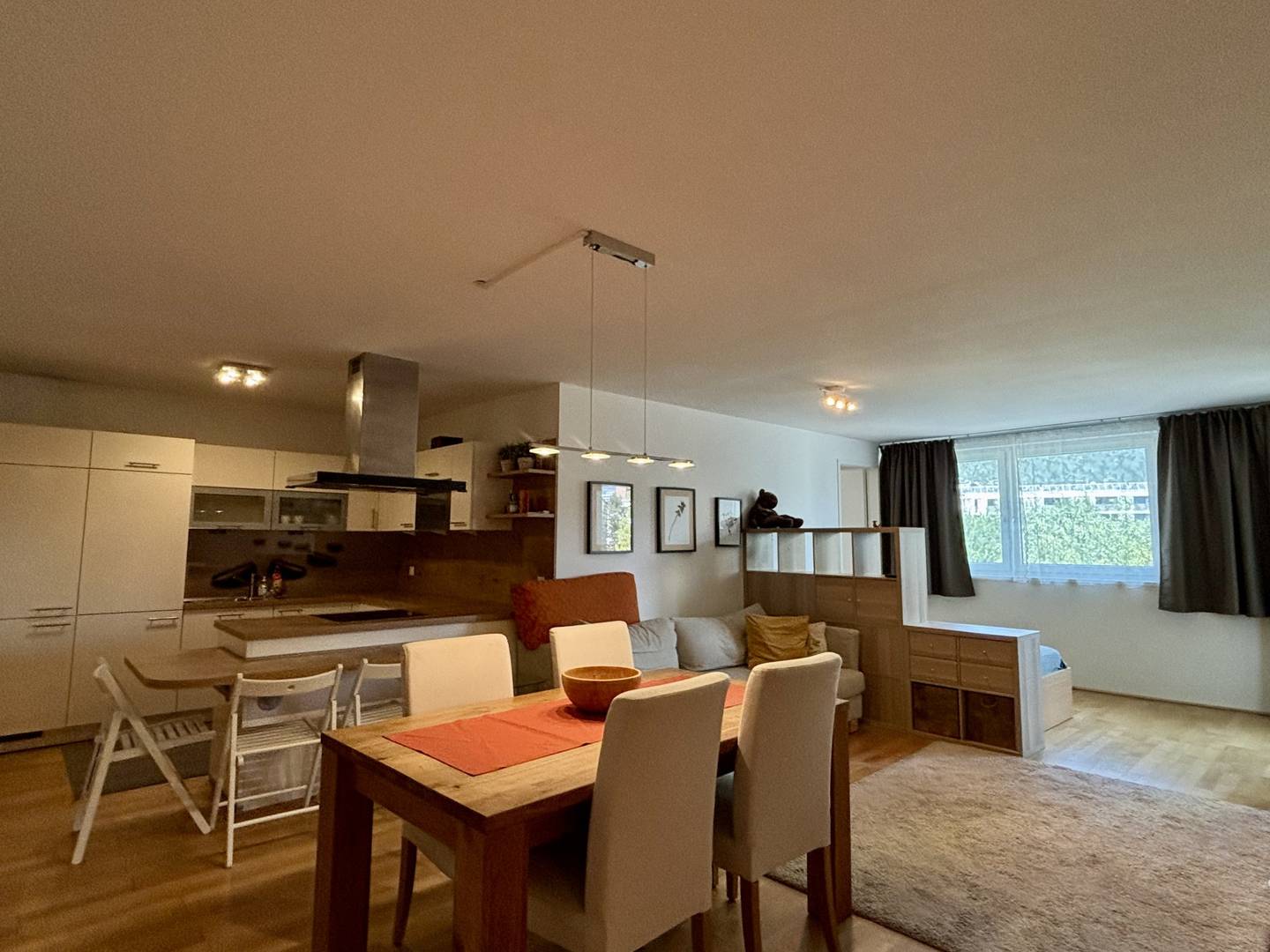 Lichtdurchflutete Wohnung mit Balkon und Garage